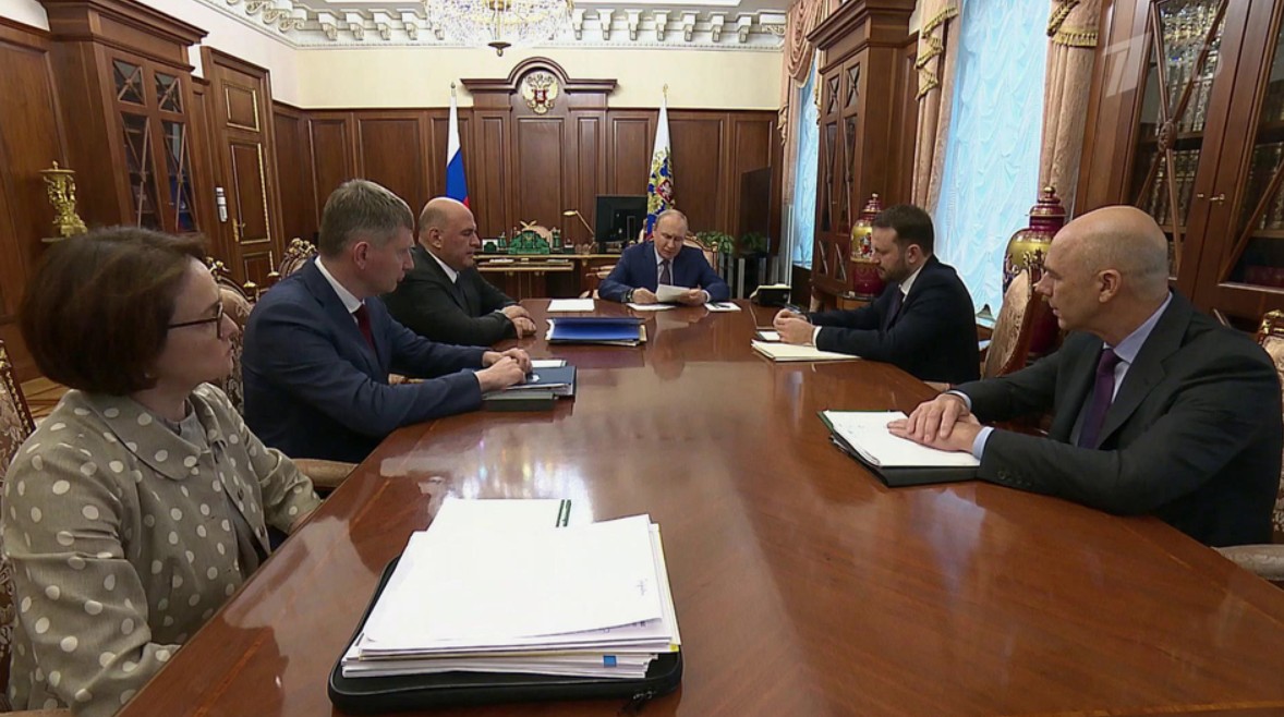 Путин поставил задачи по развитию логистики и таможенной политики